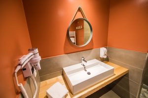 Vue d'une salle de bain de l' hôtel Archipel Volcan situé en Auvergne