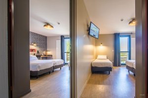 Vue d'une chambre familiale de l' hôtel Archipel Volcan situé en Auvergne